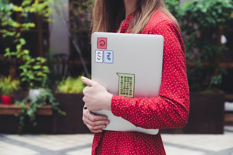 Moderne Arbeitsumgebung mit digitalen Schnittstellen und technischen Geräten